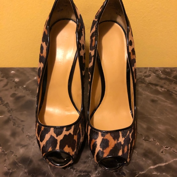 Ladies 5.5 leopard print heels. Barely worn. - Picture 2 of 3